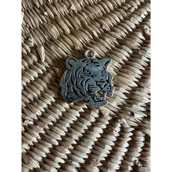 1 inch Silver Tiger pendant - Picture 1 of 4